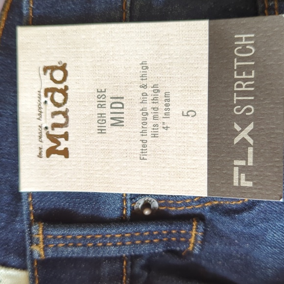 Juniors' Mudd Destructed Frayed Hem Midi Shorts - Picture 5 of 5